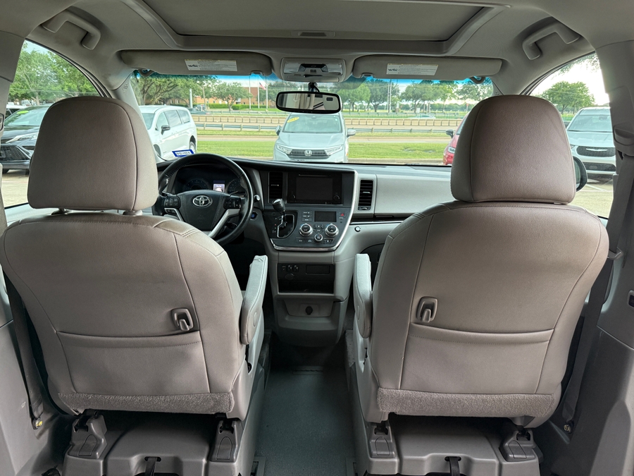 2017 Toyota Sienna XLE - Photo 7