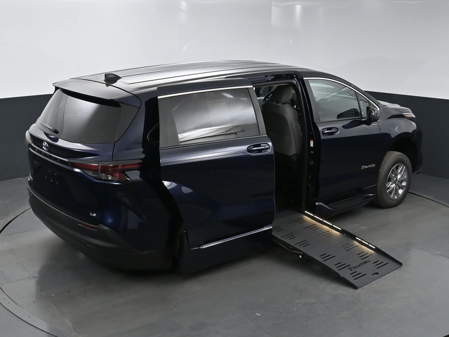 New 2025 Toyota Sienna Hybrid LE - BraunAbility Side Entry Entry Fold Out Automatic Ramp