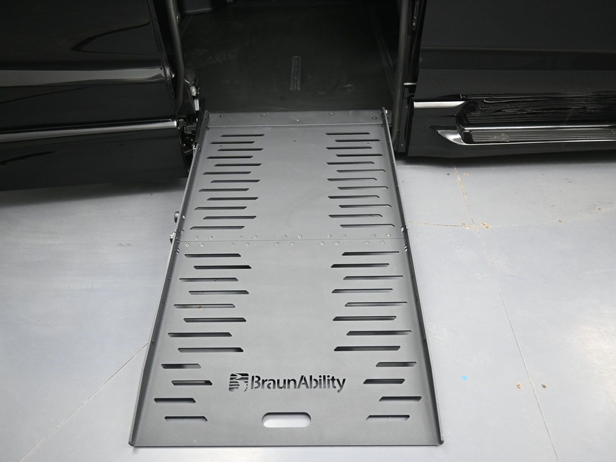 Black Chrysler Pacifica image number 10