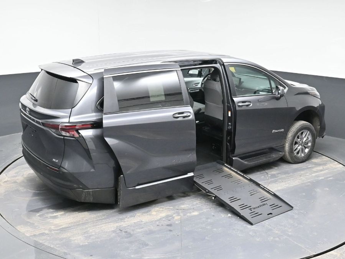 Grey Toyota Sienna image number 25