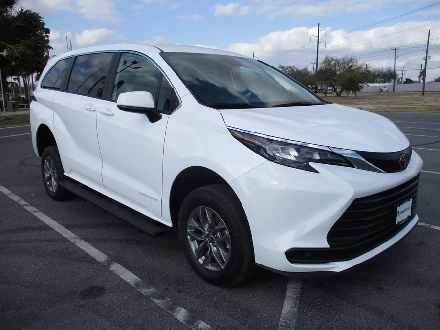 New 2026 Toyota Sienna Hybrid LE w swivel 2nd row - Vantage Mobility Rear Entry Entry Fold Out Manual Ramp