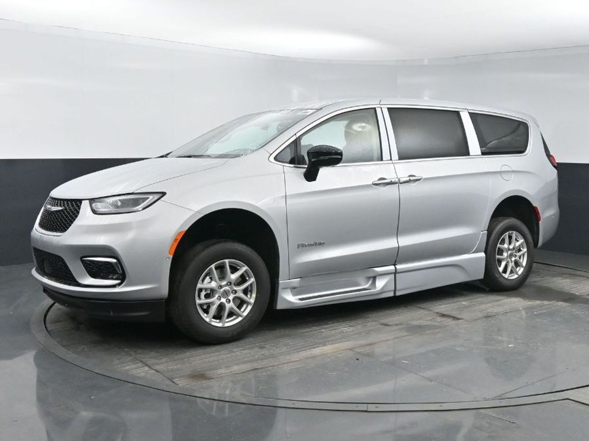 Silver Chrysler Pacifica image number 20