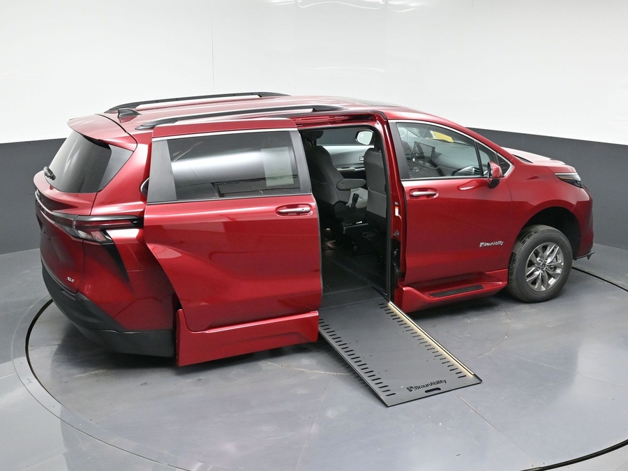 New 2026 Toyota Sienna Hybrid XLE Add - BraunAbility Side Entry In Floor Automatic Ramp