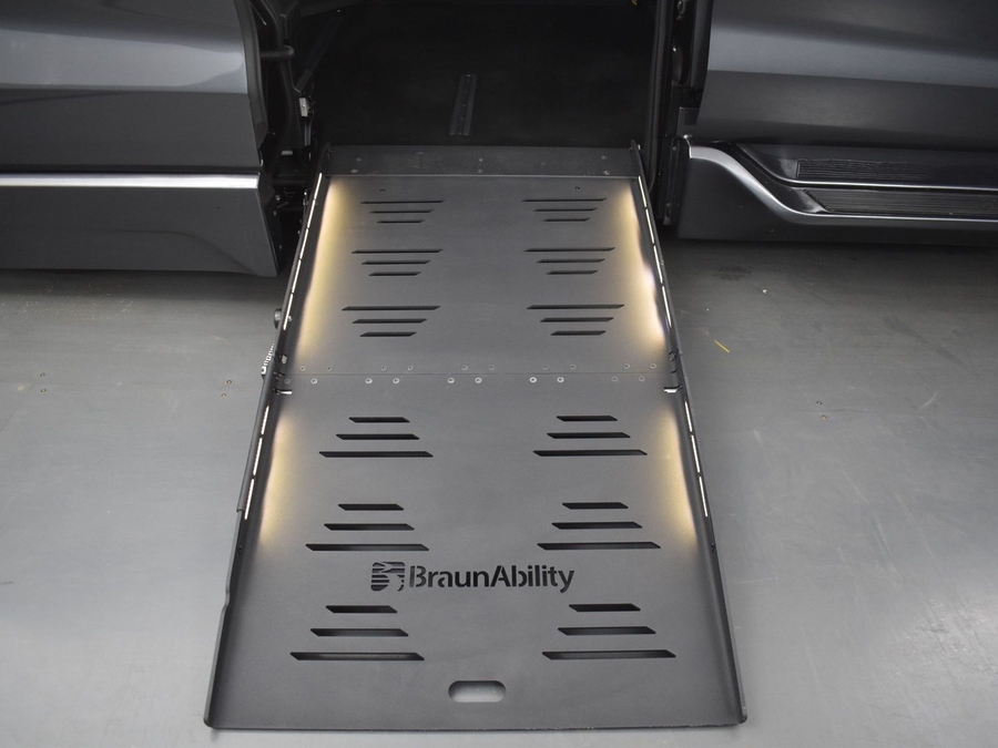New 2025 Toyota Sienna Hybrid XLE Base - BraunAbility Side Entry Entry Fold Out Automatic Ramp
