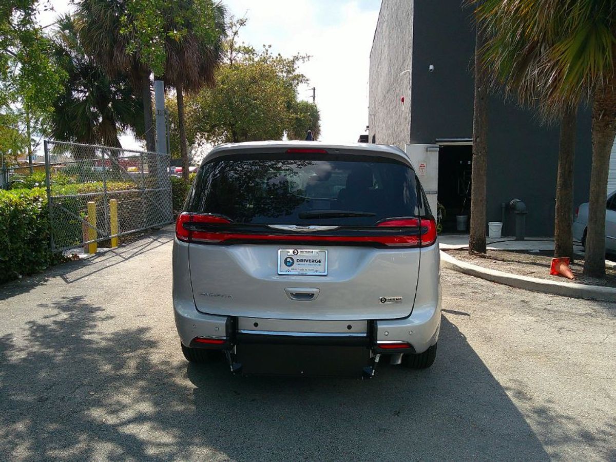 Silver Chrysler Pacifica image number 9