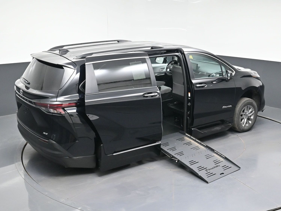 Imagen de la Toyota Sienna negra número 7