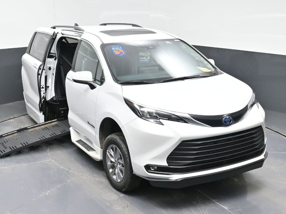 2025 TOYOTA SIENNA - Image 11