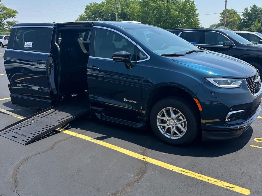 Used 2025 Chrysler Pacifica Select Safety - BraunAbility Side Entry Entry Fold Out Automatic Ramp