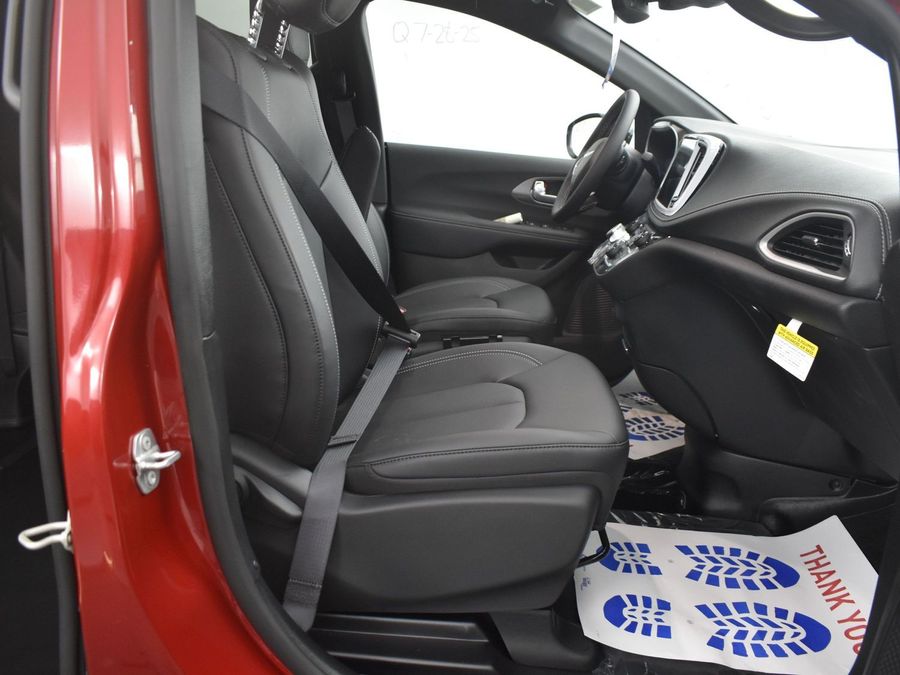 New 2025 Chrysler Pacifica Select - BraunAbility Side Entry Entry In Floor Automatic Ramp