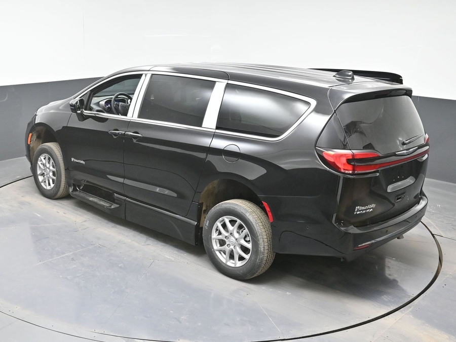 Black Chrysler Pacifica image number 24