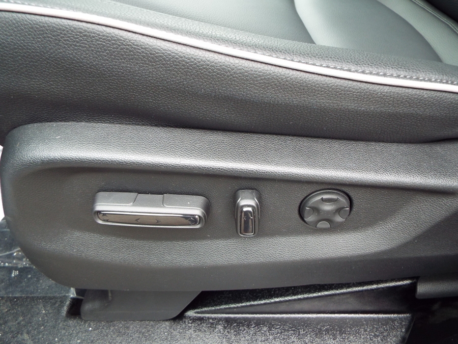 White Honda Odyssey image number 17