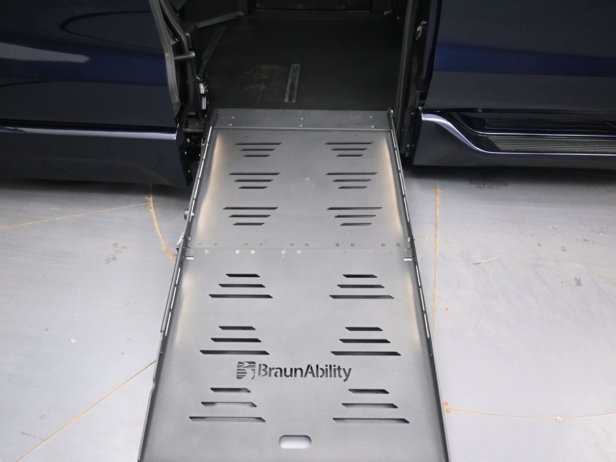 New 2026 Toyota Sienna Hybrid XSE Sport - BraunAbility Side Entry Fold Out Automatic Ramp
