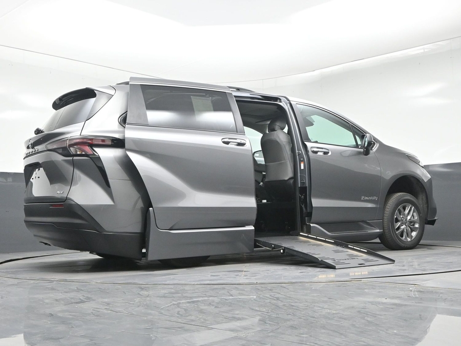 New 2026 Toyota Sienna Hybrid XLE Add - BraunAbility Side Entry Fold Out Automatic Ramp