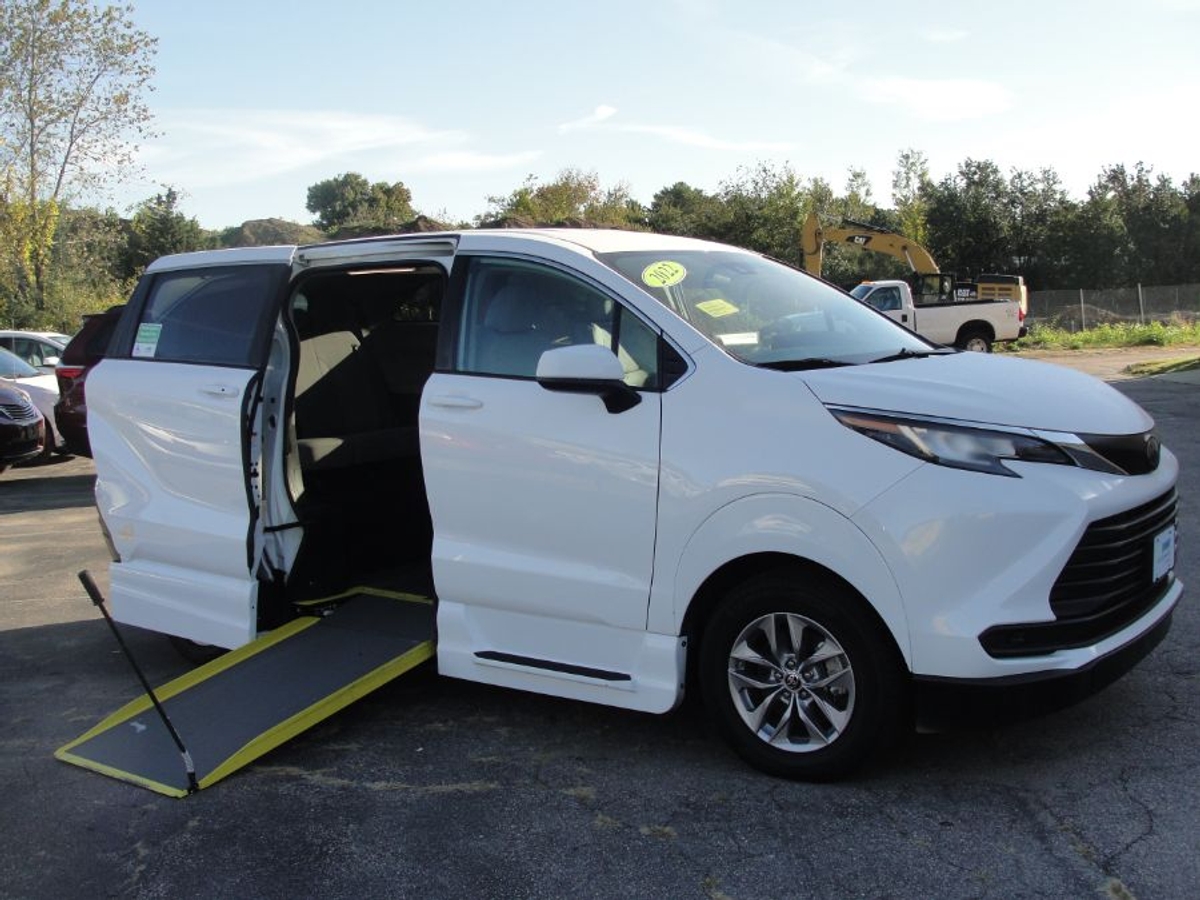 White Toyota Sienna image number 3