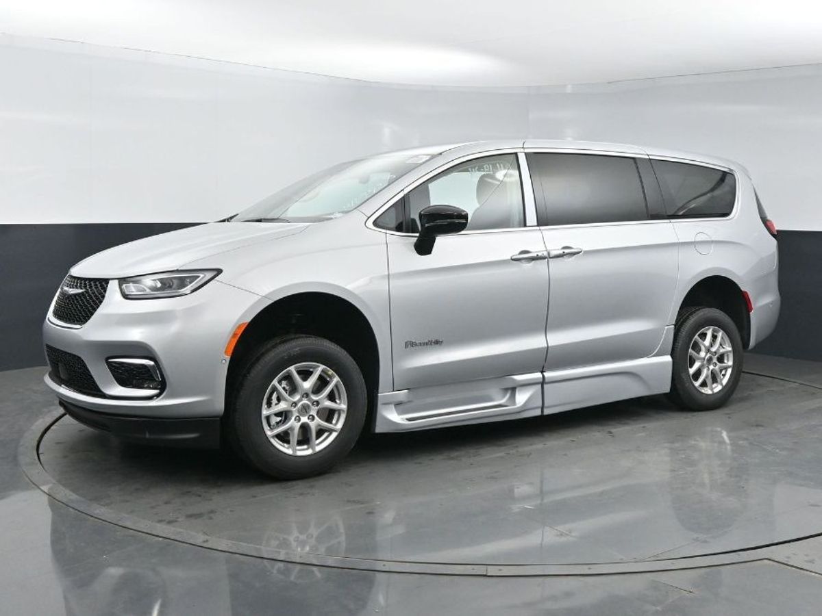 Silver Chrysler Pacifica image number 2