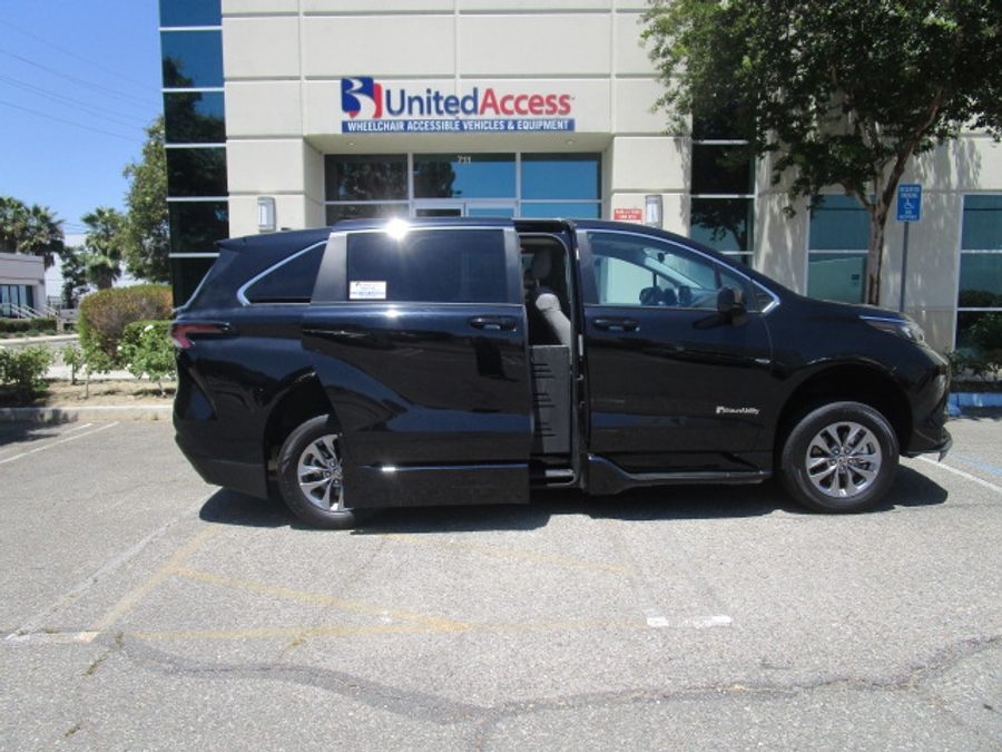Used 2024 Toyota Sienna Hybrid LE Base - BraunAbility Side Entry Fold Out Automatic Ramp