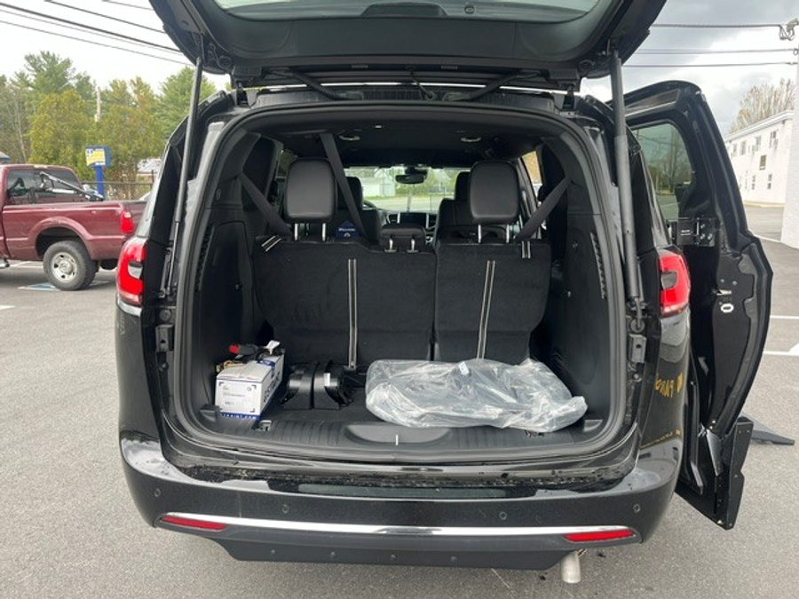 Black Chrysler Pacifica image number 7