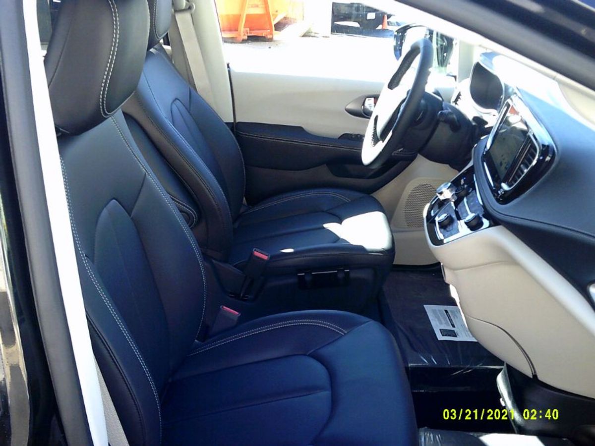 Black Chrysler Pacifica image number 14