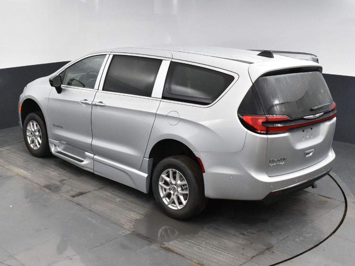 Silver Chrysler Pacifica image number 16