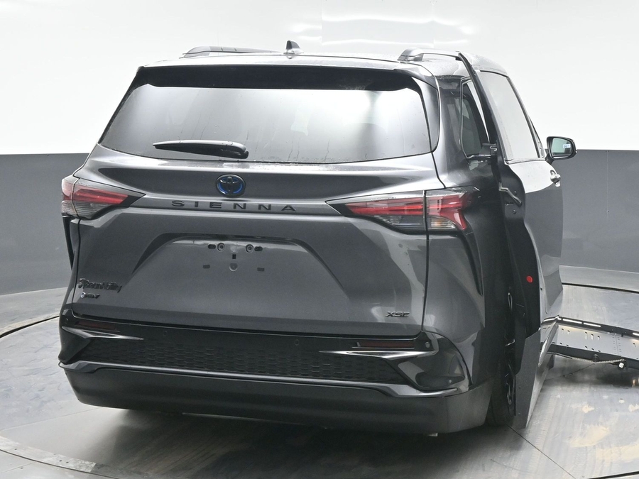 Grey Toyota Sienna image number 5