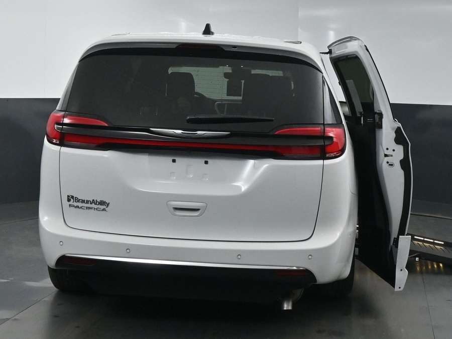 New 2025 Chrysler Pacifica Select Safety - BraunAbility Side Entry Entry Fold Out Automatic Ramp