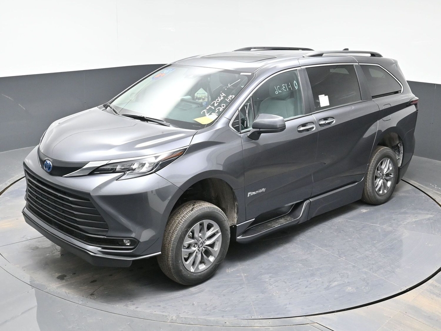 New 2025 Toyota Sienna Hybrid XLE Plus - BraunAbility Side Entry Entry Fold Out Automatic Ramp