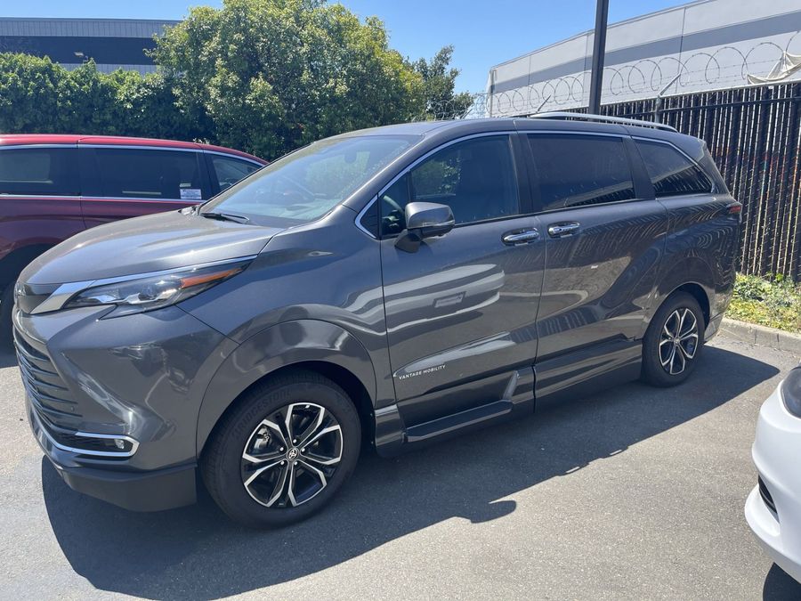 New 2025 Toyota Sienna Hybrid Platinum AWD - VMI Side Entry Entry In Floor Automatic Ramp