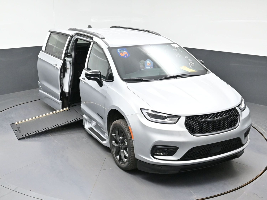 New 2026 Chrysler Pacifica Select Sport - BraunAbility Side Entry In Floor Automatic Ramp