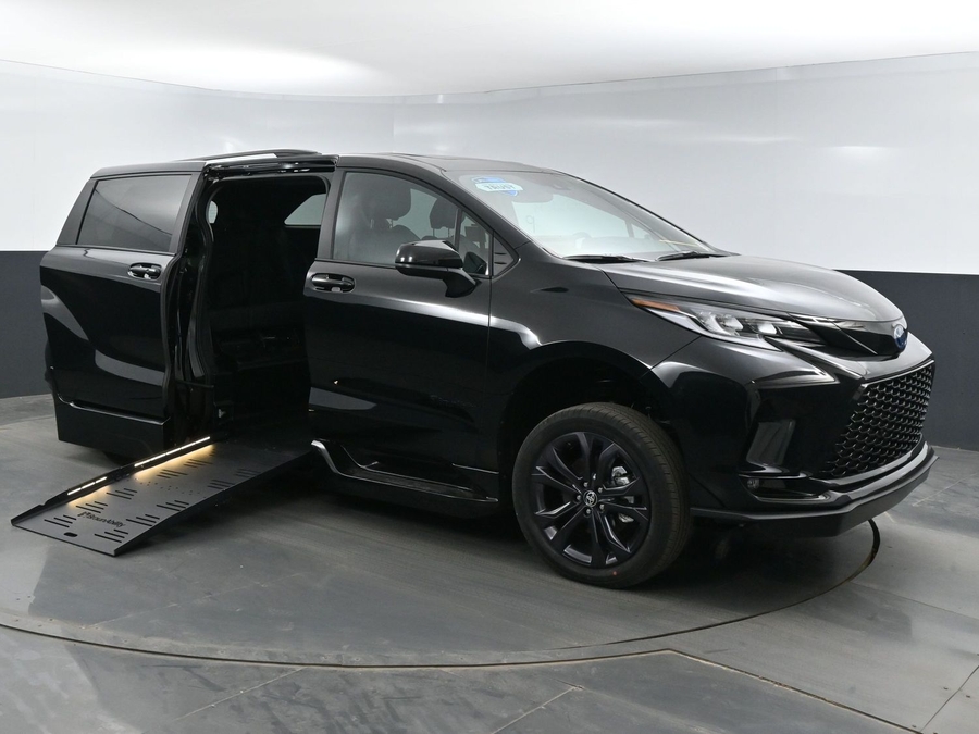 New 2025 Toyota Sienna Hybrid XSE Sport - BraunAbility Side Entry Entry Fold Out Automatic Ramp