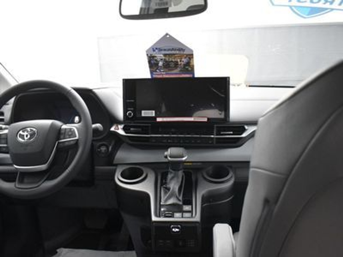 2025 TOYOTA SIENNA - Image 9