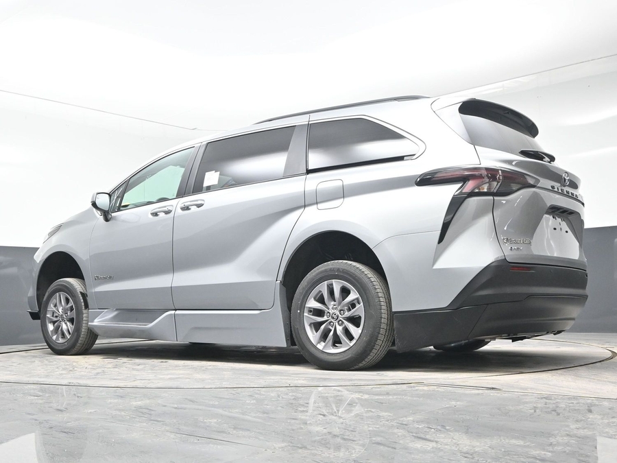 New 2025 Toyota Sienna Hybrid XLE Plus - BraunAbility Side Entry Entry In Floor Automatic Ramp