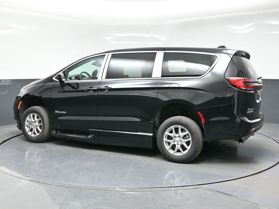 Black Chrysler Pacifica image number 7