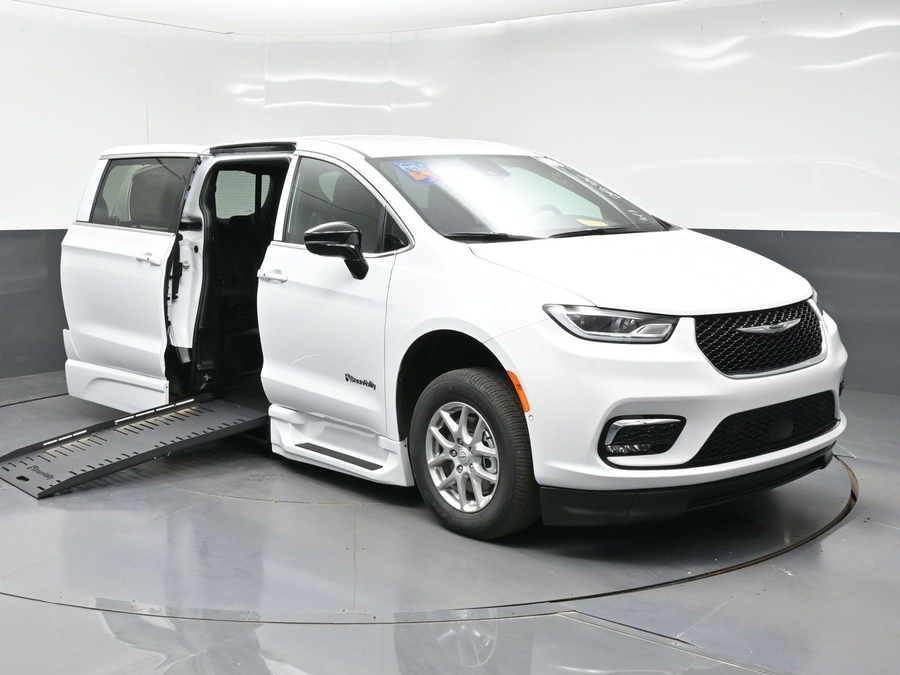 2026 Chrysler Pacifica Select's photo