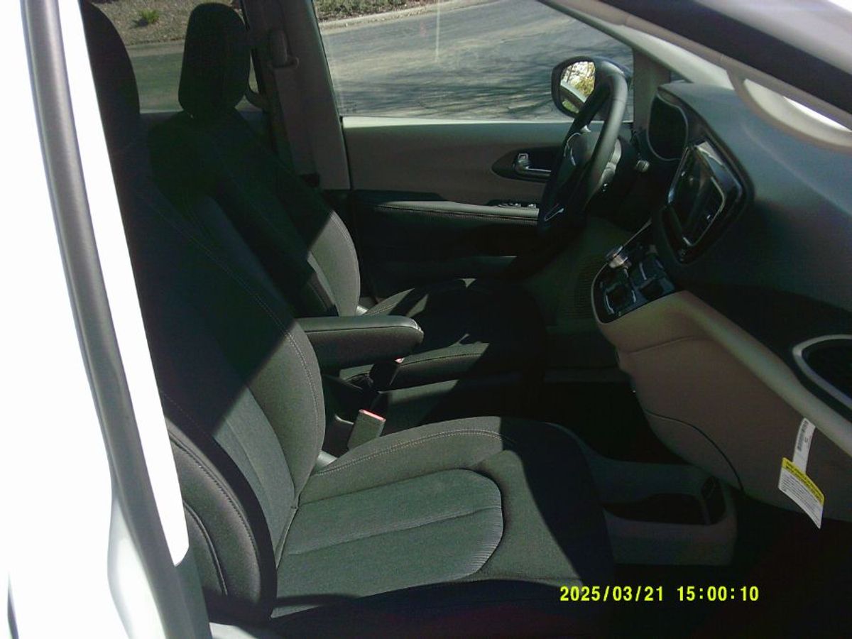 2024 CHRYSLER VOYAGER - Image 9