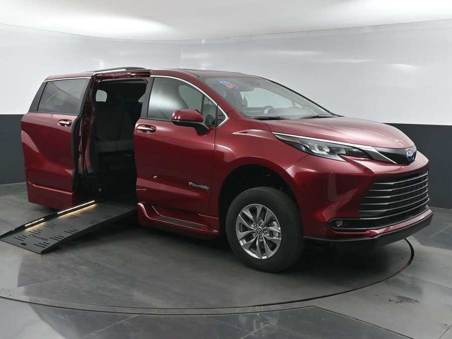 New 2025 Toyota Sienna Hybrid XLE Plus - BraunAbility Side Entry Entry Fold Out Automatic Ramp