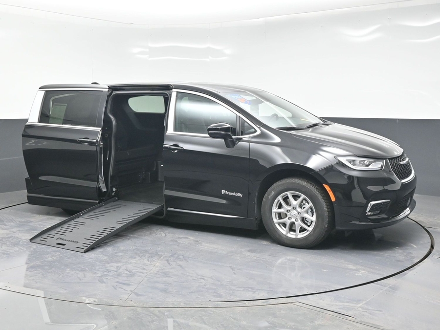 Black Chrysler Pacifica image number 11