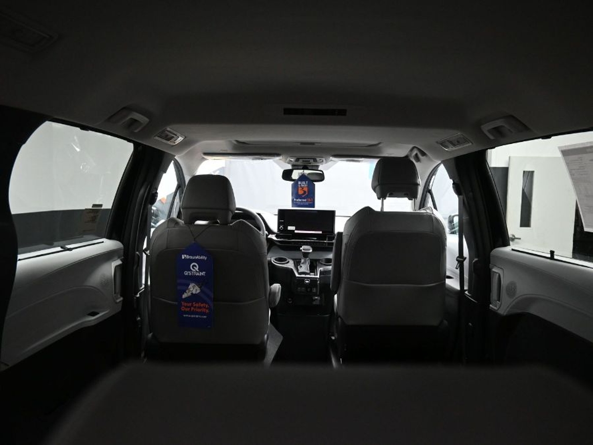 Black Toyota Sienna image number 14