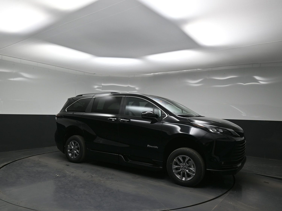 Black Toyota Sienna image number 17