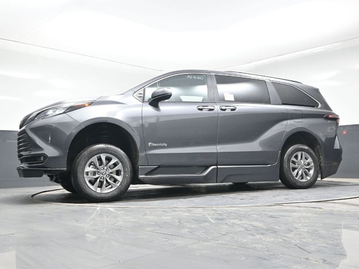 Grey Toyota Sienna image number 19