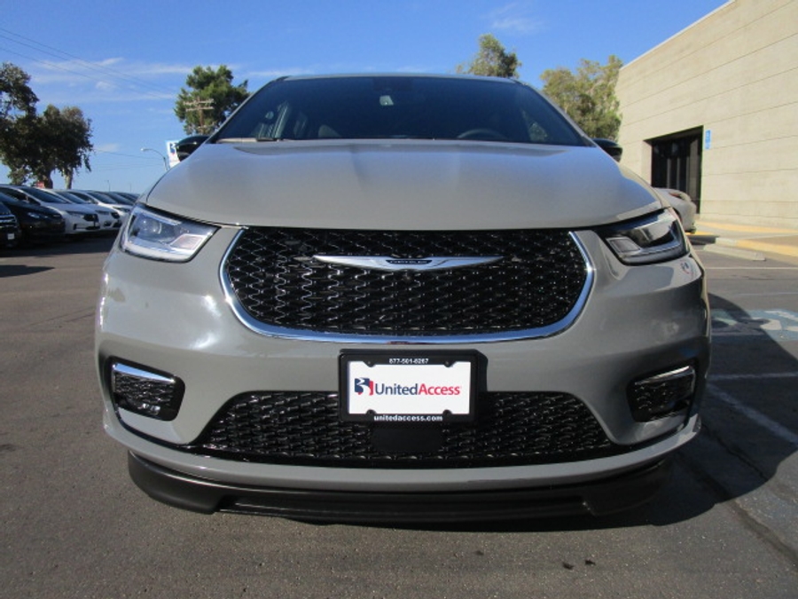 New 2025 Chrysler Pacifica Select Safety - BraunAbility Side Entry Entry Fold Out Automatic Ramp