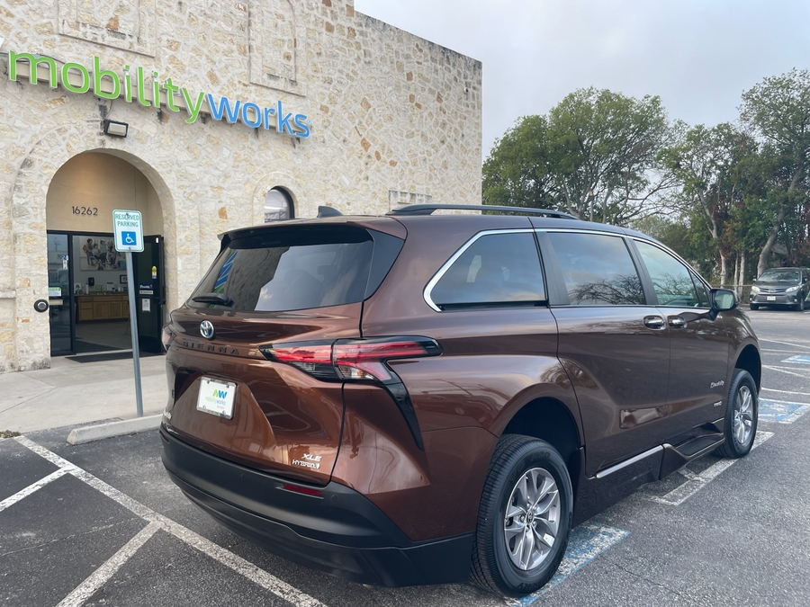  Toyota Sienna image number 6