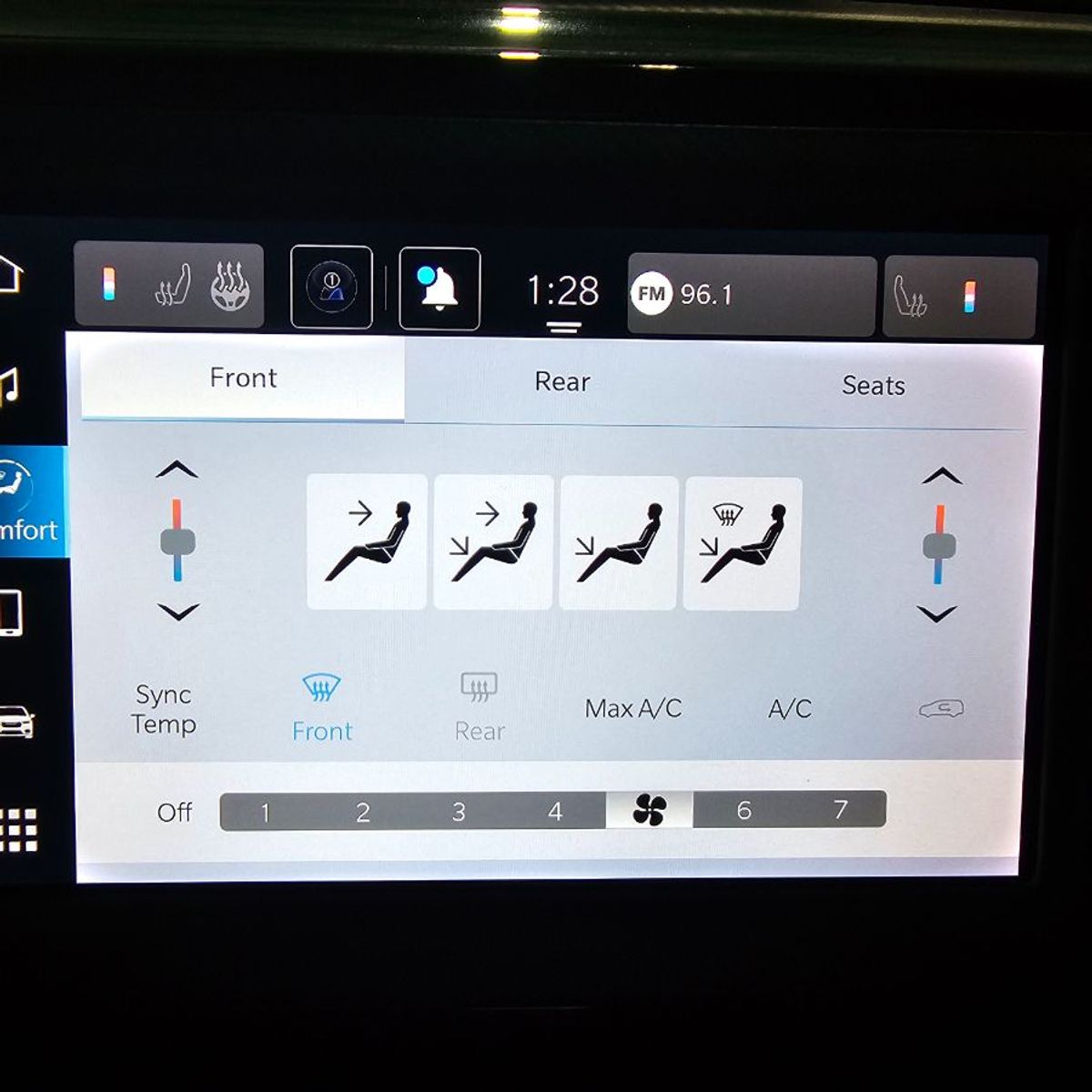 White Chrysler Voyager image number 23