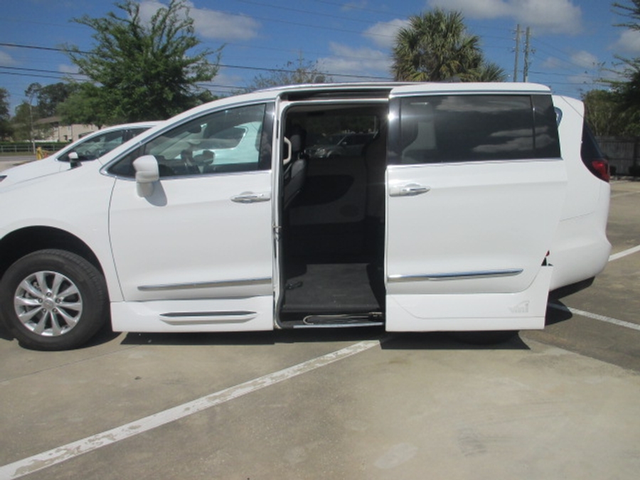 White Chrysler Pacifica image number 8