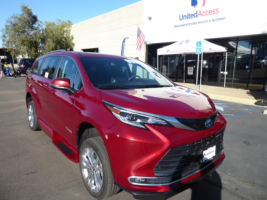 Used 2024 Toyota Sienna Hybrid Platinum - BraunAbility Side Entry In Floor Automatic Ramp