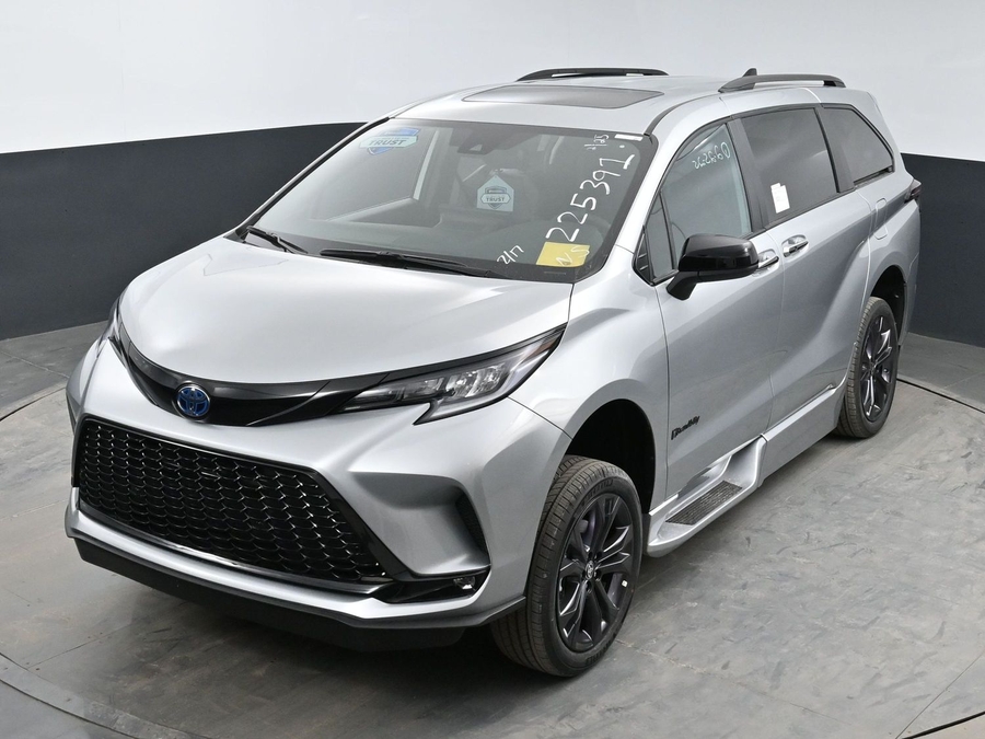 New 2025 Toyota Sienna Hybrid XSE Sport - BraunAbility Side Entry Entry In Floor Automatic Ramp