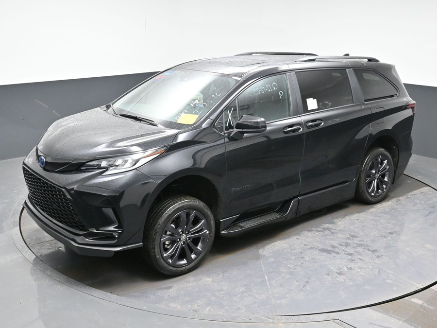 New 2025 Toyota Sienna Hybrid XSE Sport - BraunAbility Side Entry Entry Fold Out Automatic Ramp