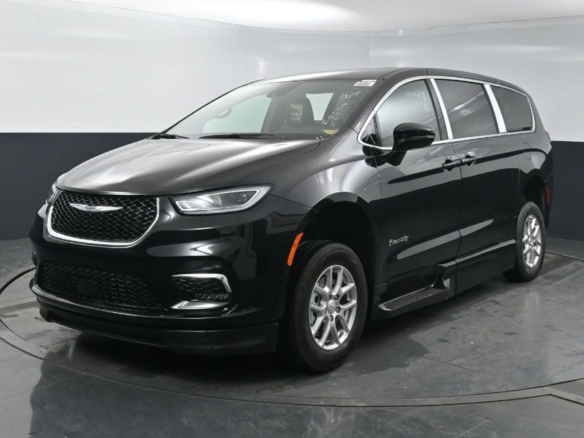 Black Chrysler Pacifica image number 2