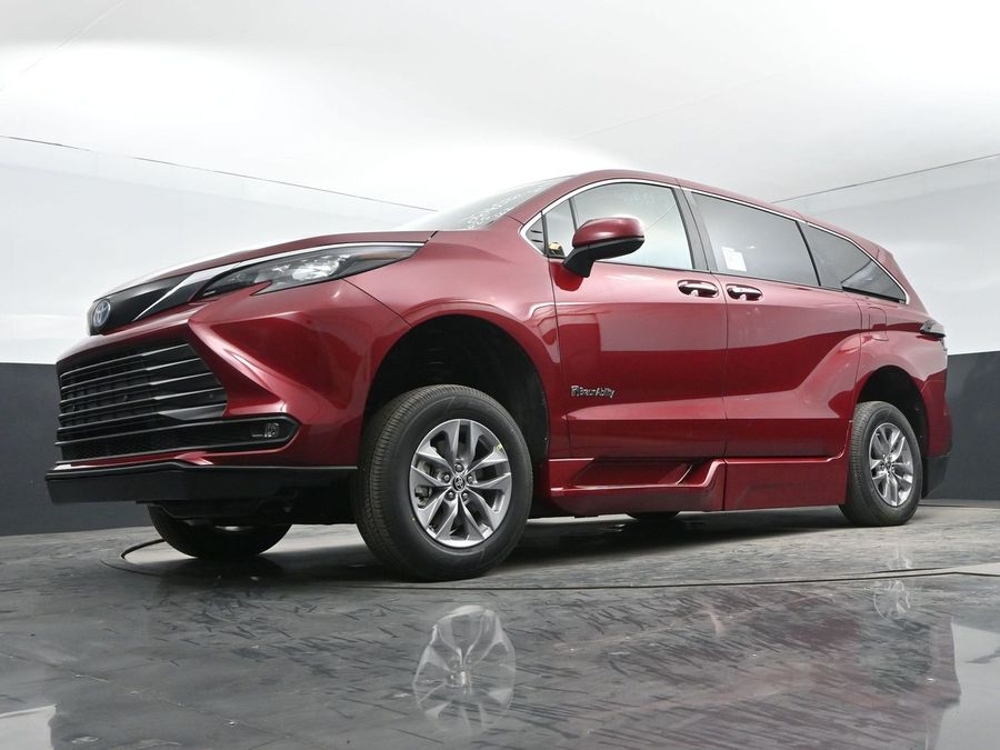 New 2025 Toyota Sienna Hybrid XLE Base - BraunAbility Side Entry Entry In Floor Automatic Ramp