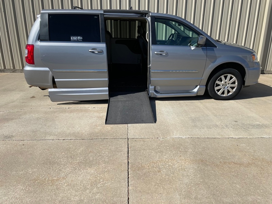 Used 2014 Chrysler Town & Country Touring - VMI Side Entry In Floor Automatic Ramp