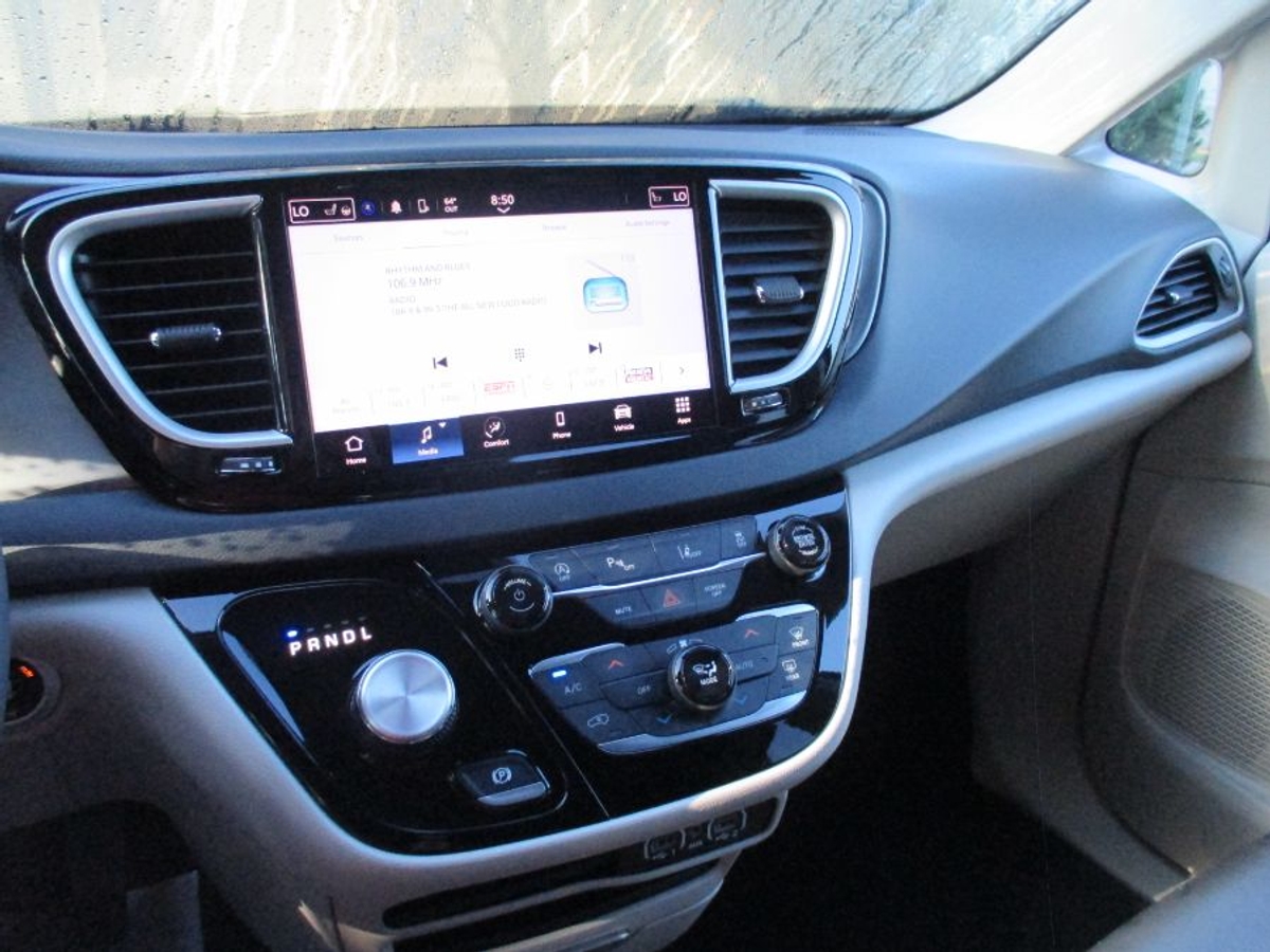 2023 CHRYSLER PACIFICA - Image 17